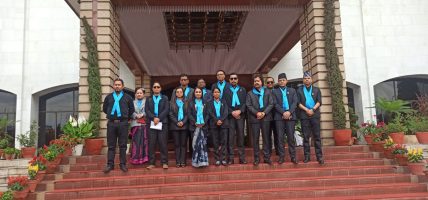 मानव तस्करीको विरोधमा रास्वपाका सांसदहरूको कालो पोशाक र निलो रिबन प्रदर्शन