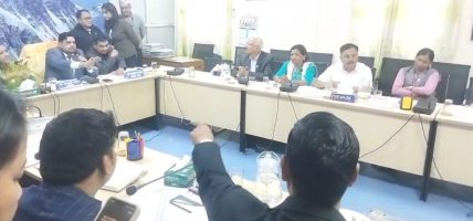 सिंहदरबारमा समिति बैठकमा तनाव, टेबल ठोक्दै चर्काचर्की