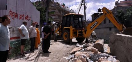 स्थानीयलाई डुबानबाट जोगाउन भन्दै महानगरले चलायो डोजर