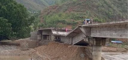 निर्माण पुरा नहुँदै भत्कियो तामाकोशीको पुल