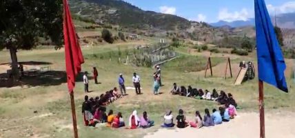 विद्यालयको भवन नहुँदा भुइँमै बसेर पढ्न बाध्य मुगुका विद्यार्थी