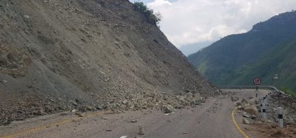 रामेछापमा सडक धसिँदा जोखिम बढ्यो, माटोले छोपेर ढाकछोप गरिएको आरोप