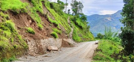 रामेछापमा पूर्वाधारका काममा गुणस्तरहीनताको आरोप, निर्माण नसकिँदै पर्खाल भत्कियो