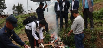 राराको सल्लेरी बजारमा अनुगमन, म्याद नाघेका अखाद्य वस्तु बरामद, सरसफाइमा कमी