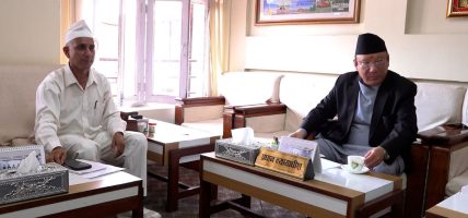 बाँसको टेबल–कुर्सी बोकेर सर्वोच्चमा मेयर भट्टराई, नीति निर्माणको माग गर्दै प्रधानन्यायाधीशलाई सामग्री हस्तान्तरण