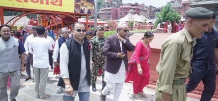 पशुपतिनाथको दर्शन गर्न पुगेका मन्त्री पाण्डेद्वारा व्यवस्थाको निरीक्षण