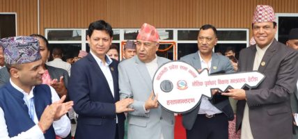 मन्त्री डा. देवकोटाबाट बागमती प्रदेशसभा भवनको साँचो हस्तान्तरण, सभामुखबाट उद्घाटन