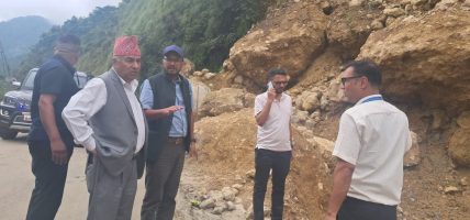 मन्त्री देवकोटाले गठन गरेको क्विक रेस्पोन्स टिम सक्रिय, ज्यामिरे सडक अवरुद्ध हटाउन प्रयास जारी