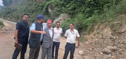 क्विक रेस्पोन्स टिमको सहयोगमा पहिरो हटाइएपछि हेटौंडा-काठमाडौं सडक सञ्चालनमा