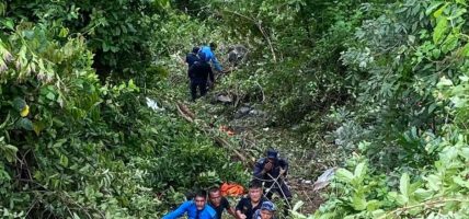 हलेसीबाट फर्किँदै गरेको गाडी दुर्घटना, एकको मृत्यु, १० जना घाइते