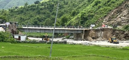 रामेछापको भटौली खोलाको पुल बाढीले क्षति, ठूला सवारी आवागमन रोकियो, मर्मतमा दुई दिन लाग्ने