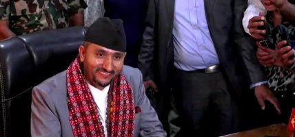 बुबालाई साक्षी राखेर नवनियुक्त सञ्चारमन्त्री खरेलले गरे पदभार ग्रहण