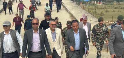 १४ वर्षदेखि अलपत्र पारिएको कन्काई पुलको निरीक्षणमा पुगे कुलमान