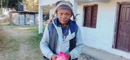 बाजुराका ‘पाउरोटी बड्डा’ : १९ वर्षदेखि डोकोमा पाउरोटी बेचेर मासिक ५० हजारभन्दा बढी कमाउँदै