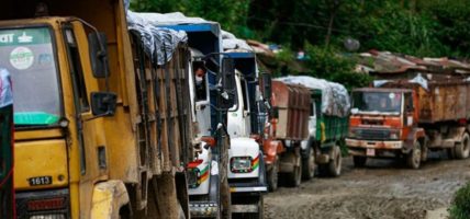 चार दिनपछि बञ्चरेडाँडामा फोहर फाल्ने अवरोध हट्यो, सहमति कार्यान्वयन गर्ने प्रतिबद्धता जनाएपछि गाडी जान सुरु