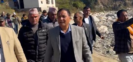 मन्त्री घिसिङद्वारा काभ्रेको बाढी प्रभावित क्षेत्र निरीक्षण, पुनर्निर्माणलाई प्राथमिकतामा राखेर चाँडै काम सुरु हुन्छ’