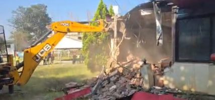 पूर्व उर्जामन्त्री खड्काले स्काउटको जग्गा हडपेर बनाएको संरचनामा महानगरले चलायो डोजर