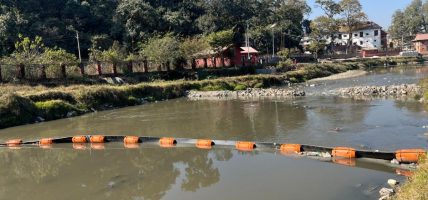 बागमती सफा राख्न ६ स्थानमा ‘ट्रास बेरियर’, ६५ लाखको लगानीमा नदीमा तैरिने फोहोर संकलन गरिँदै