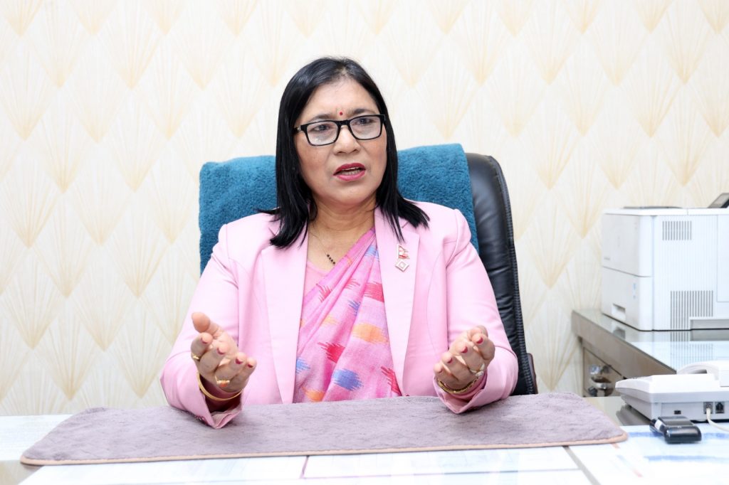 स्वास्थ्य स्वयंसेविकामार्फत दिइएको मतदाता शिक्षा प्रभावकारी देखिएको छः निर्वाचन आयुक्त डा तुलाधर