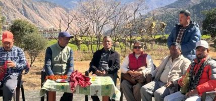घरदैलो अभियानमा व्यस्त एमाले उम्मेदवार थापा