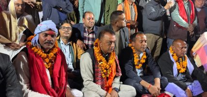 सिरहाको गोलबजारमा कांग्रेस सभापति थापाको भव्य स्वागत