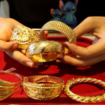 सुनको मूल्य बढ्यो, चाँदीको घट्यो