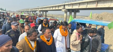 सिराहा-धनुषा जोड्ने कमला पुल हुँदै कुलमान घिसिङको चुनावी अभियान सुरु
