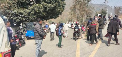 बस दुर्घटनापछि मन्थलीमा यातायात अवरुद्ध, पीडितलाई न्याय दिन माग