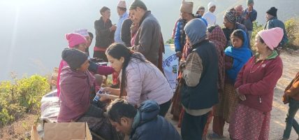 गाउँमा देखिँदै दीर्घरोगको भार : रामेछापमा आयुर्वेद चिकित्सालयको घरदैलो उपचार