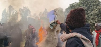 सिरहामा सवारी दुर्घटनाविरुद्ध प्रदर्शन, ठेकेदारको पुतला जलाइयो