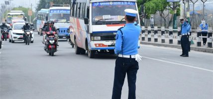 काठमाडौँमा ट्राफिक प्रहरीको कडाइ: २४ घण्टामै २३ लाखभन्दा बढी राजस्व सङ्कलन