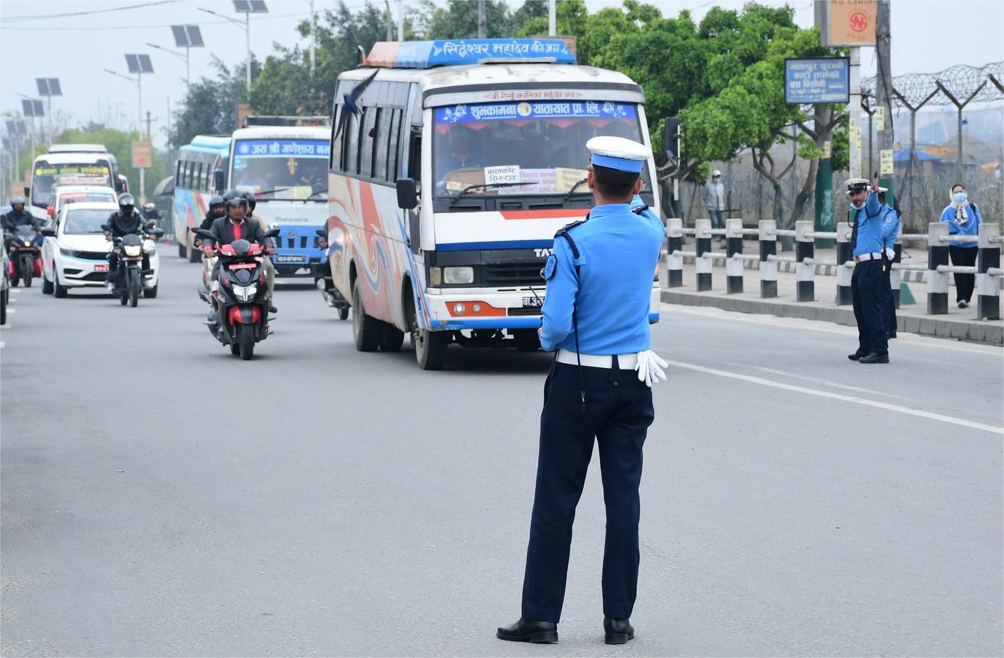 काठमाडौँमा ट्राफिक प्रहरीको कडाइ: २४ घण्टामै २३ लाखभन्दा बढी राजस्व सङ्कलन