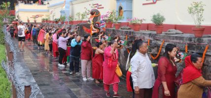 बालाजु बाइसधारामा ‘ल्हुति पुन्हि’ मेला सुरु, स्नानका लागि भक्तजनको घुइँचो