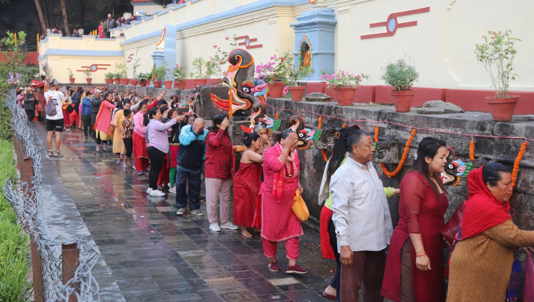 बालाजु बाइसधारामा ‘ल्हुति पुन्हि’ मेला सुरु, स्नानका लागि भक्तजनको घुइँचो