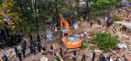 शान्त वातावरणमा चल्यो सुकुम्बासी बस्तीमा डोजर