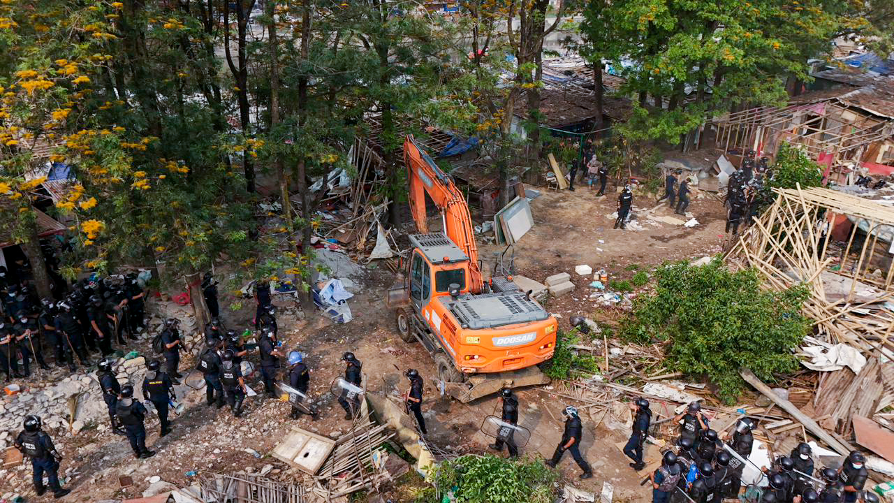 शान्त वातावरणमा चल्यो सुकुम्बासी बस्तीमा डोजर