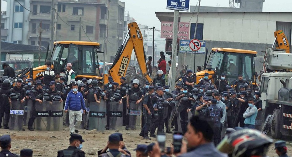 ढुंगामुढापछि कडा सुरक्षा: मनोहरामा बस्ती हटाउन पुनः डोजर