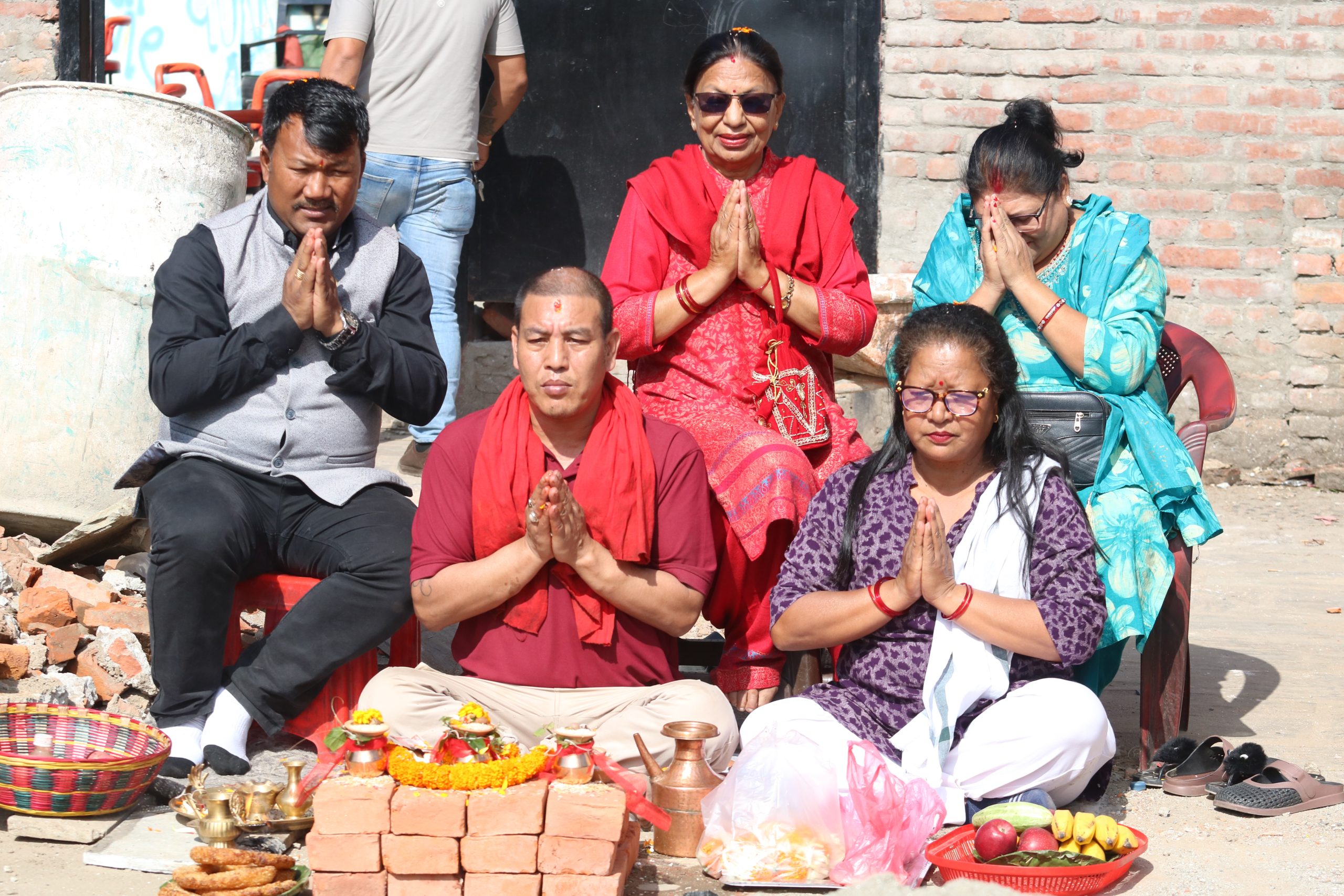 इट्टा पाखामा शताब्दी औँ देखिको फल्चाको पुन:निर्माणका लागी शिलान्यास (तस्बिरसहित)