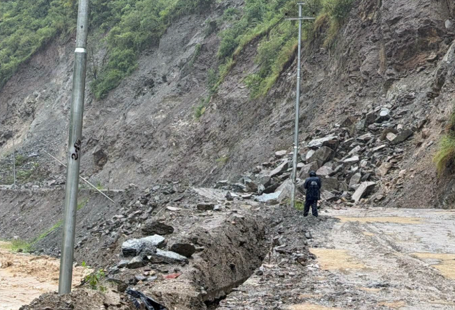 अविरल वर्षाले देशभरका दर्जनौँ सडकखण्ड अवरुद्ध अविरल वर्षाले देशभरका दर्जनौँ सडकखण्ड अवरुद्ध